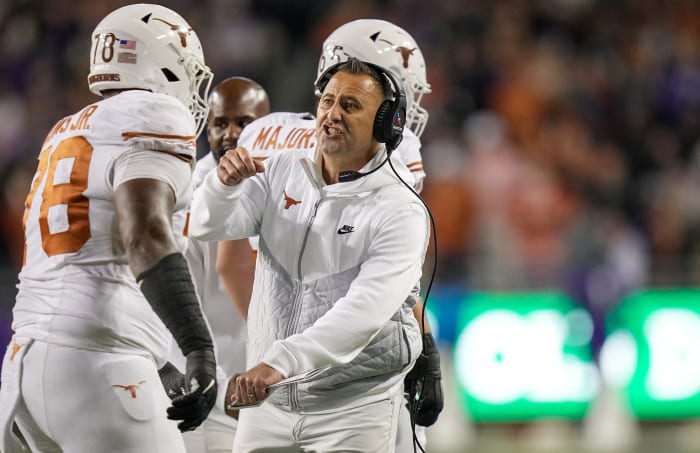 Texas Longhorns head coach Steve Sarkisian congratulates Texas Longhorns offensive lineman Kelvin Banks Jr. (78) after a score in the first quarter of an NCAA college football game